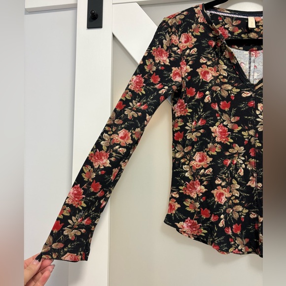 Anthropologie- PILCRO FLORAL BLACK MOTIF WAFFLE KNIT TOP - Picture 4 of 7